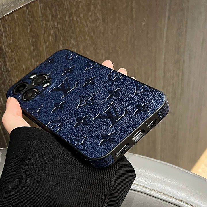 ルイ・ヴィトンのモノグラム柄が押されたレザー製のスマートフォンケースです
