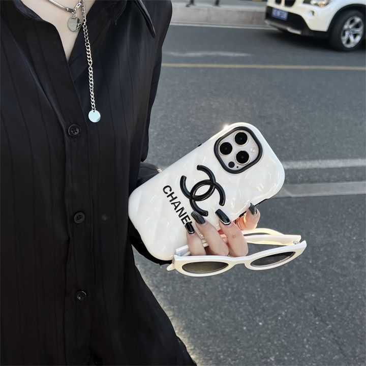 シャネル 黒白菱形模様のスマホケース