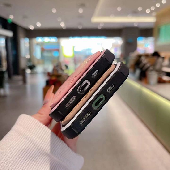 ルイ・ヴィトンの押し花デザインで、カードを挿入できるiPhone用のケースです