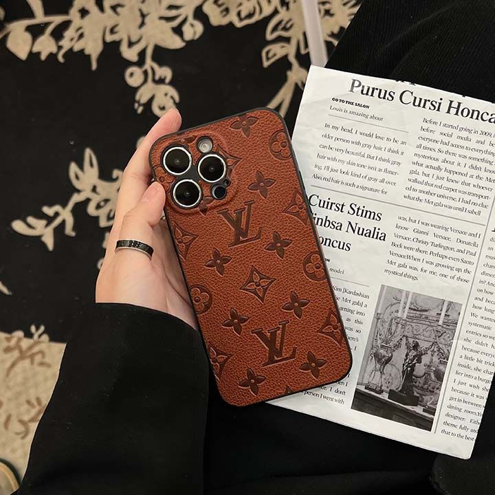 ルイ・ヴィトンのモノグラム柄が押されたレザー製のスマートフォンケースです