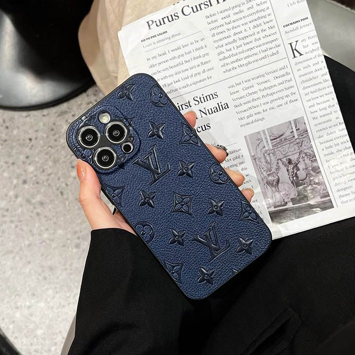 ルイ・ヴィトンのモノグラム柄が押されたレザー製のスマートフォンケースです