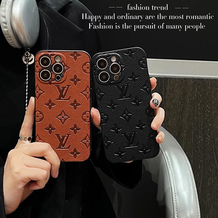 ルイ・ヴィトンのモノグラム柄が押されたレザー製のスマートフォンケースです