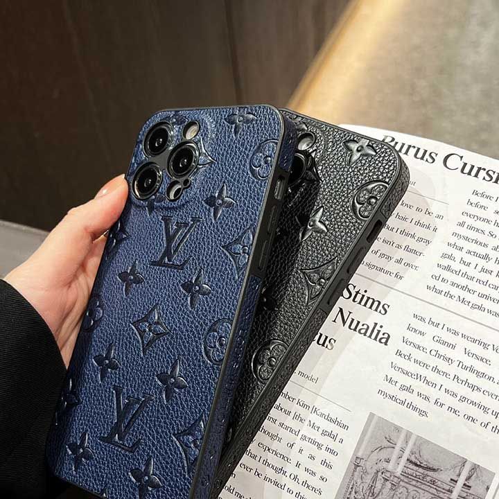 ルイ・ヴィトンのモノグラム柄が押されたレザー製のスマートフォンケースです