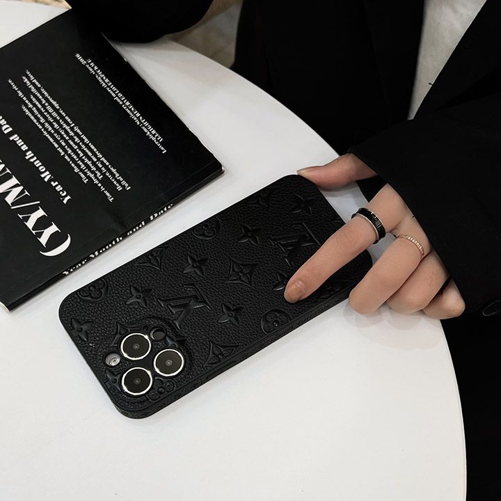 ルイ・ヴィトンのモノグラム柄が押されたレザー製のスマートフォンケースです