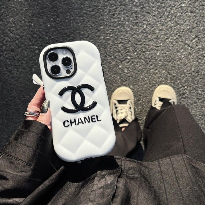 シャネル 黒白菱形模様のスマホケース