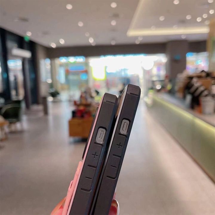 ルイ・ヴィトンの押し花デザインで、カードを挿入できるiPhone用のケースです