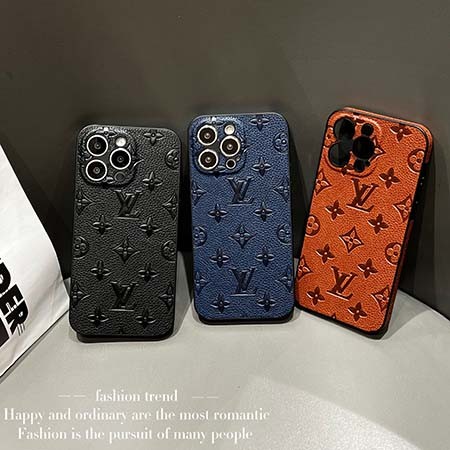 ルイ・ヴィトンのモノグラム柄が押されたレザー製のスマートフォンケースです